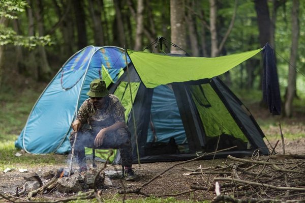 Faire du camping dans une tente