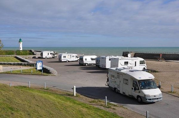 Pourquoi choisir un emplacement de camping plutôt d'une aire de service pour camping-car sur Fréjus ?